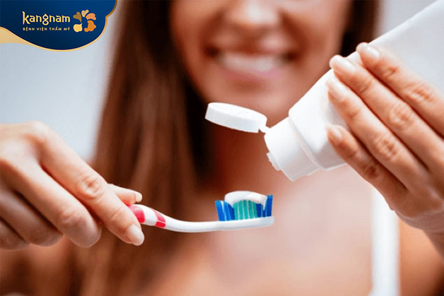 Sau khi môi bong vảy, chị em có thể thoải mái đánh răng như bình thường