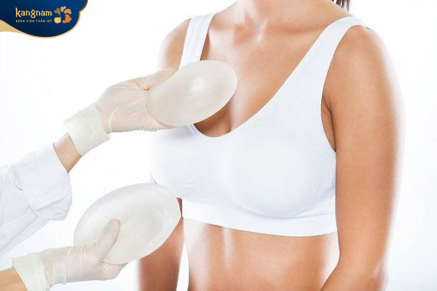 Tình trạng túi ngực có nếp gấp gây khó chịu, cần phải thay túi ngực