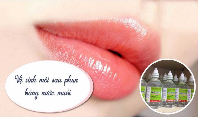 Dùng bông thấm nước muối sinh lý để vệ sinh môi