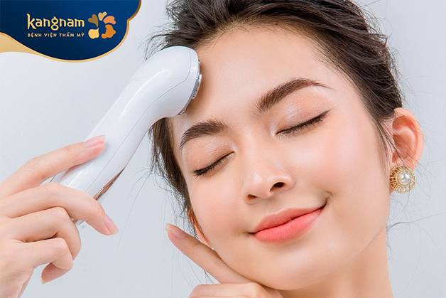 Dùng máy mát xa mặt