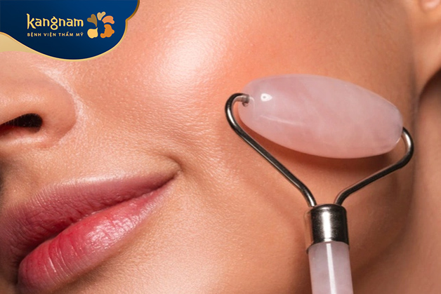 Sử dụng thanh lăn nâng cơ da mặt