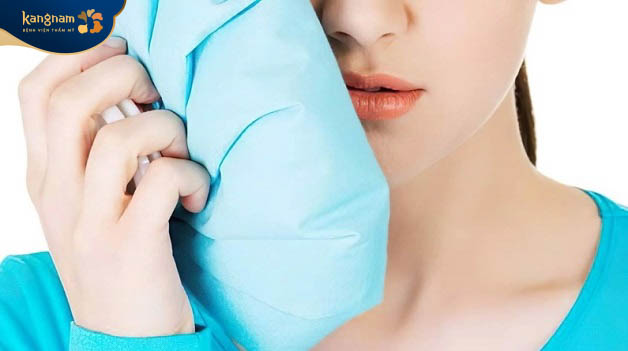 Sau khi tiêm filler nên chườm đá để giảm sưng tấy