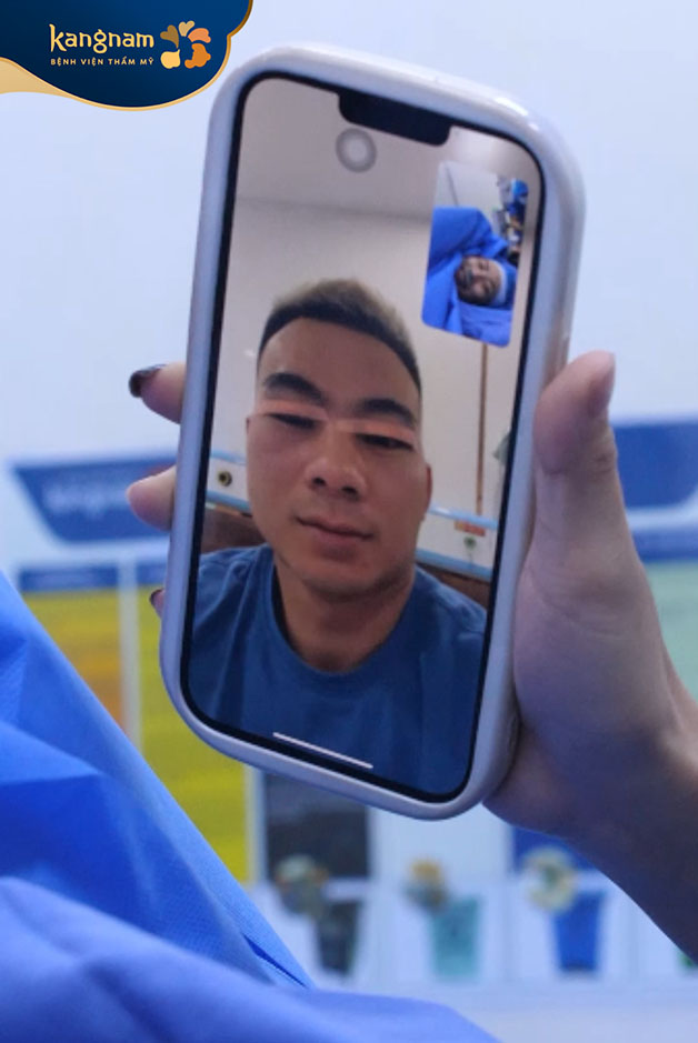 Cô nàng Frankie đang gọi điện cho chồng trong khi phẫu thuật