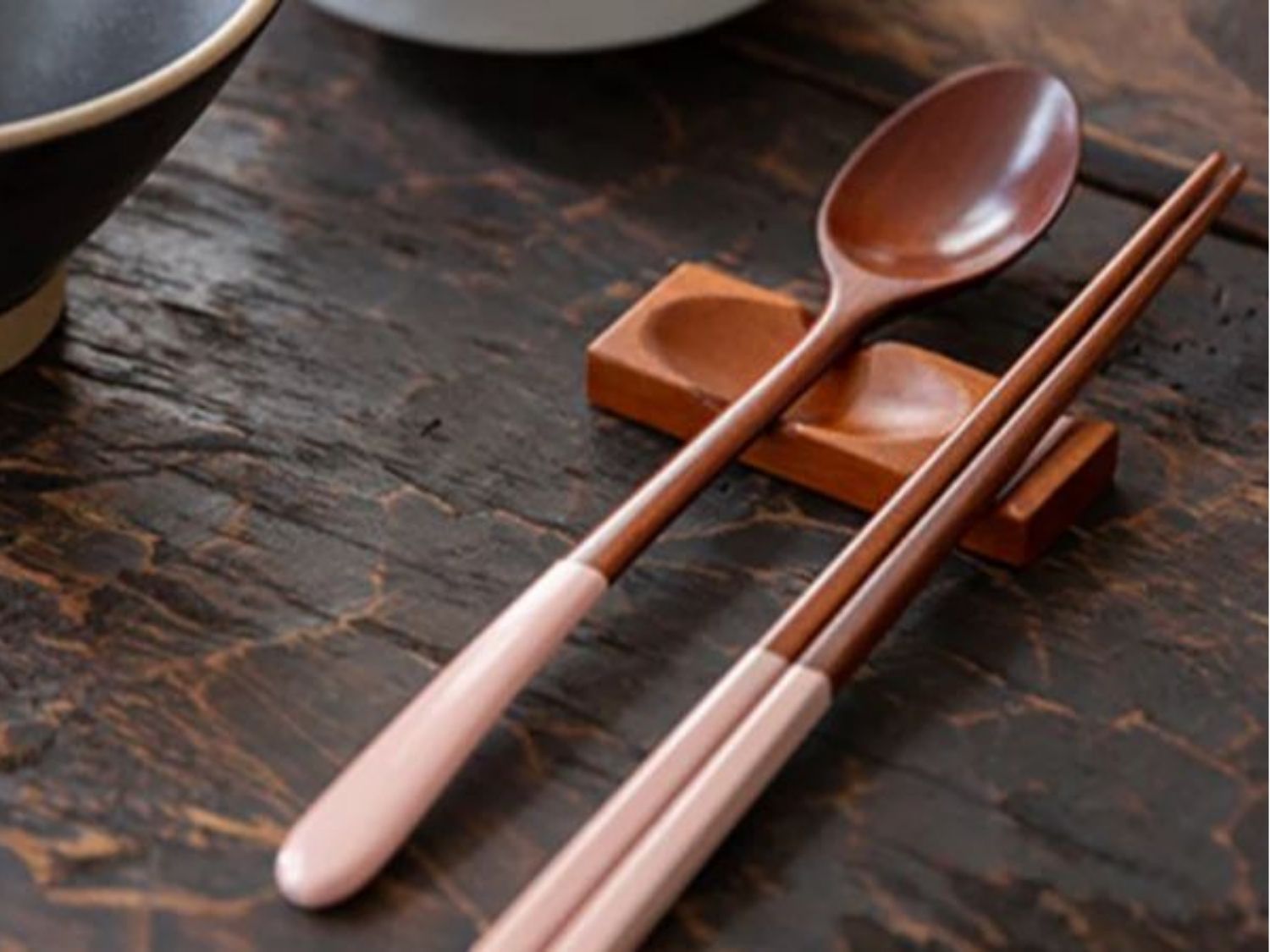 Sử dụng thìa nhỏ để ăn