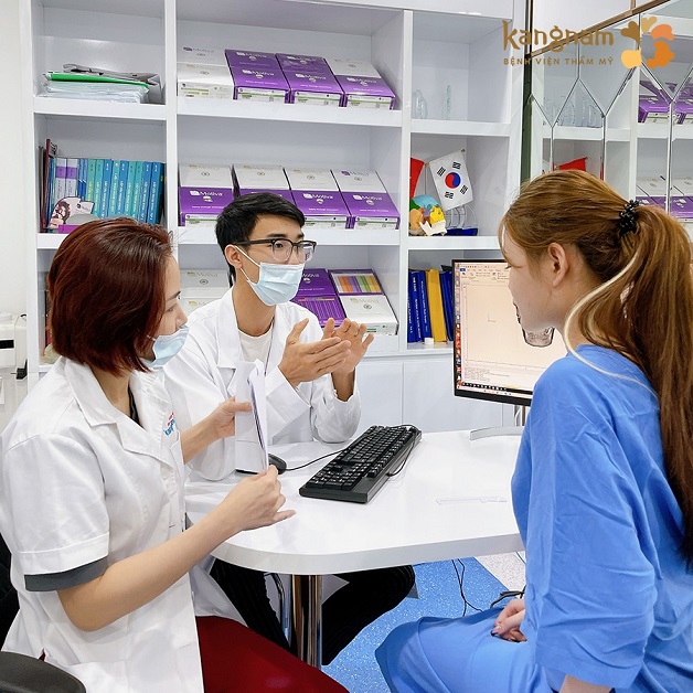 Bác sĩ thăm khám, đánh giá tình trạng của khách hàng