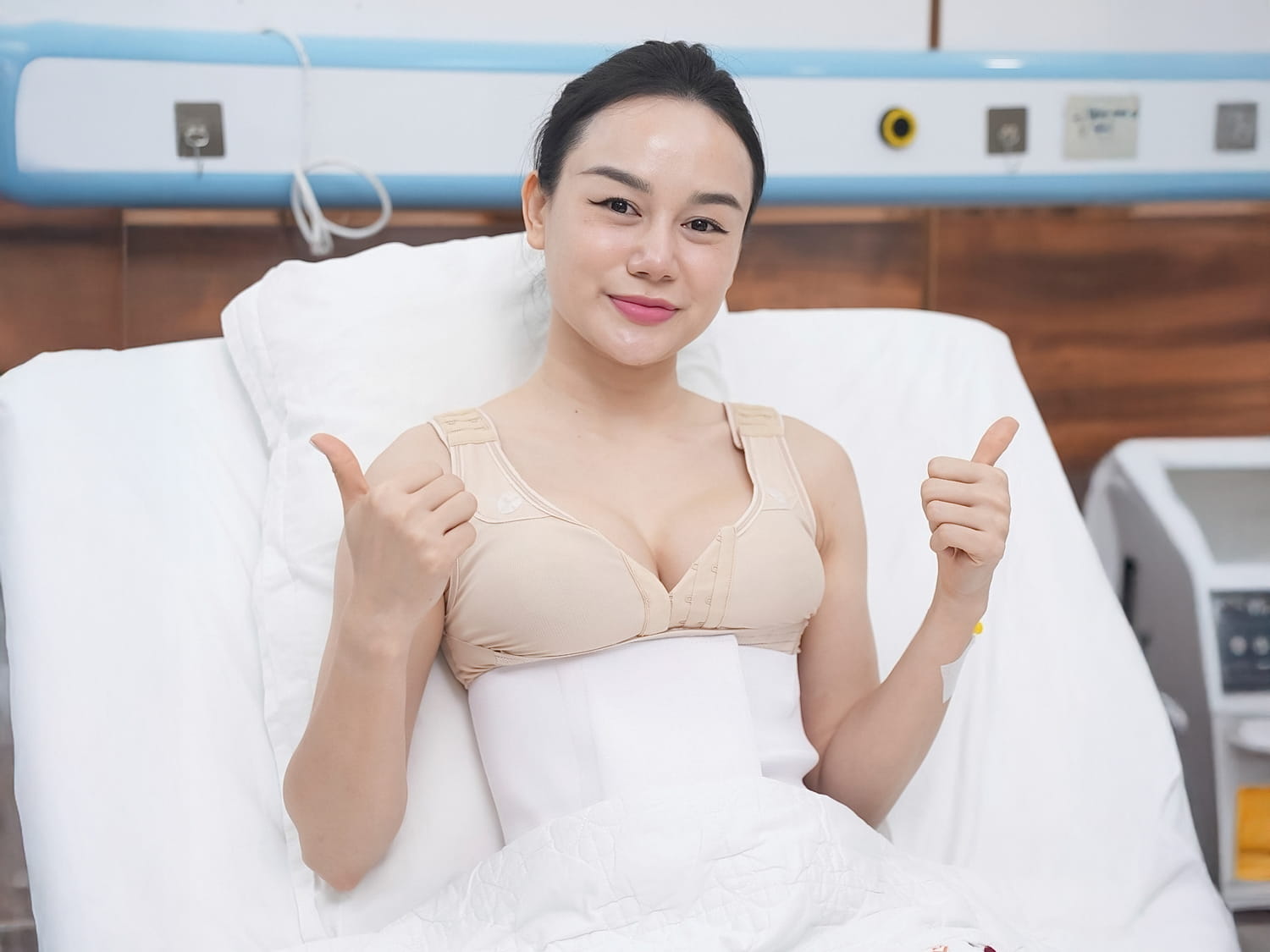 Mặc áo định hình ngực ít nhất 1 tháng sau nâng ngực