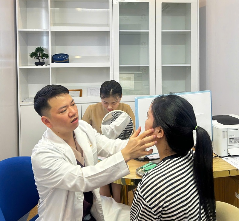 Tư vấn nhiệt tình cho khách hàng trước khi thực hiện thẩm mỹ