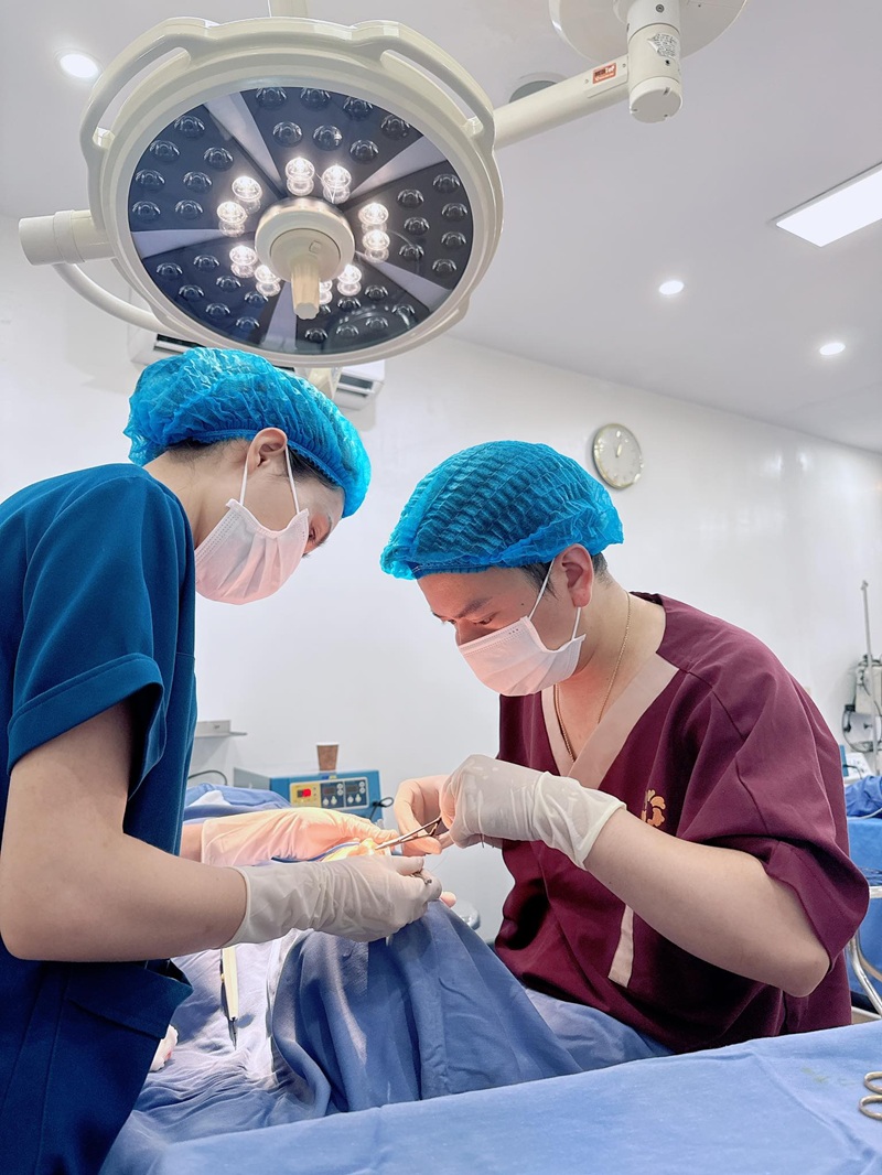 Bác sĩ giỏi trực tiếp thực hiện phẫu thuật thẩm mỹ