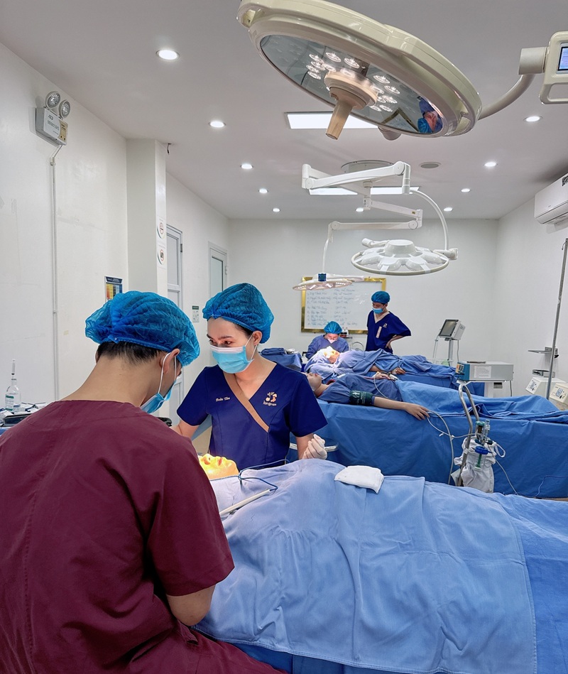 Trang thiết bị hiện đại, môi trường sạch sẽ tuyệt đối, đảm bảo mọi ca làm đẹp diễn ra an toàn