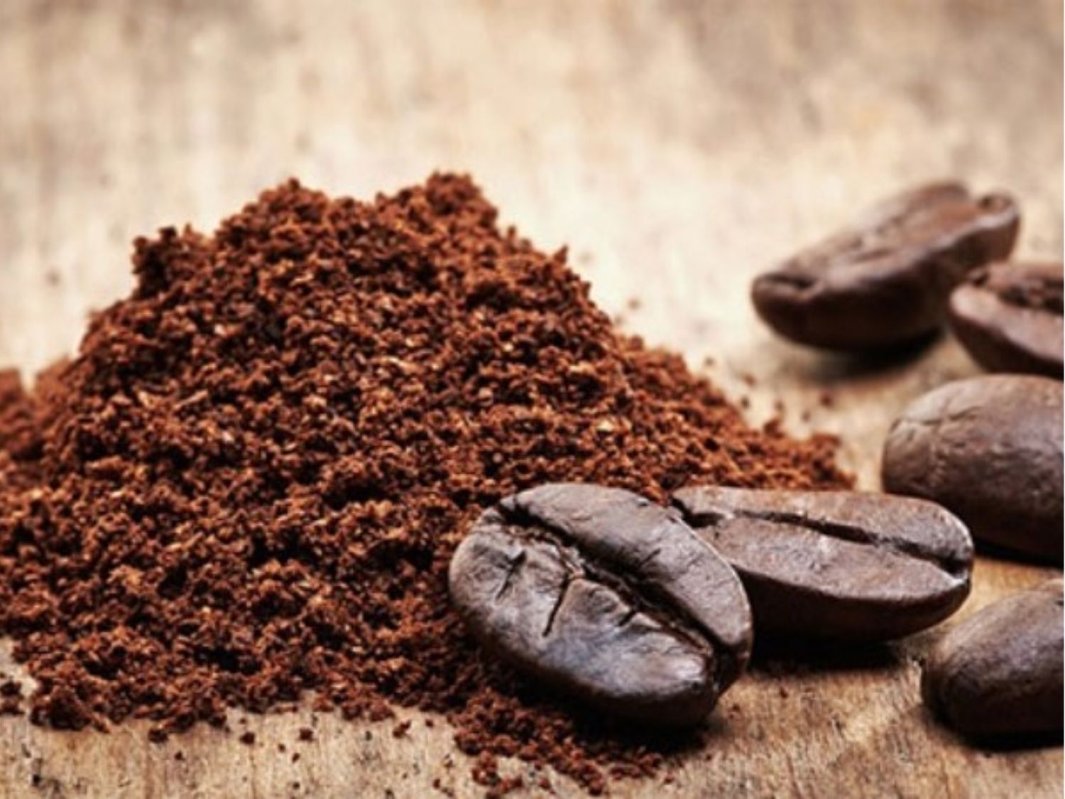 Làm hồng nhũ hoa bằng bã cafe