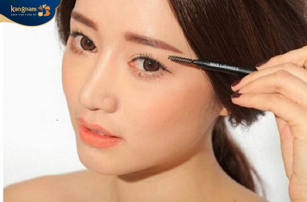 Chải lông mày để định hình dáng mày