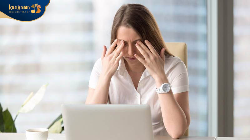 Ngủ không đủ giấc khiến mắt mệt mỏi