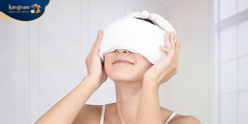 Chườm lạnh giúp giảm tình trạng mắt sụp mí
