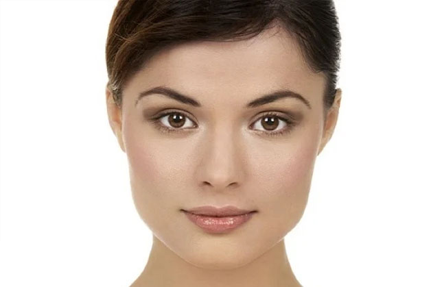 Đường nét mặt góc cạnh với gò má cao