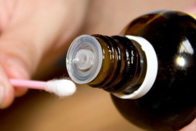 Thoa tinh dầu tràm trà