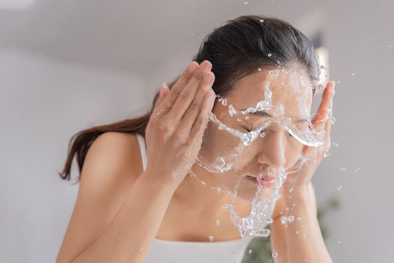 Rửa mặt đúng cách loại bỏ mụn