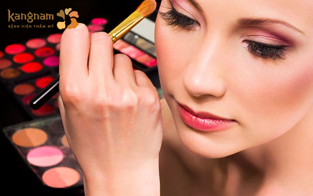 Sau nâng mũi 10 ngày bạn có thể trang điểm nhẹ nhàng