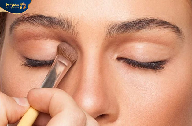 Nên sử dụng cọ mềm và trang điểm nhẹ nhàng, không sử dụng lực quá mạnh