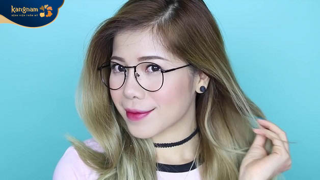 Nên kiêng đeo kính ít nhất 1 tháng sau khi nâng mũi