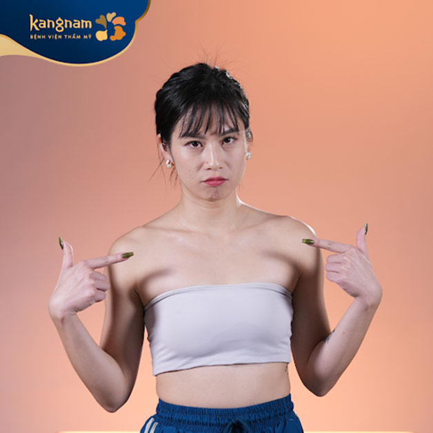 Cô nàng Frankie cùng Vòng 1 teo lép, hai bên không đều