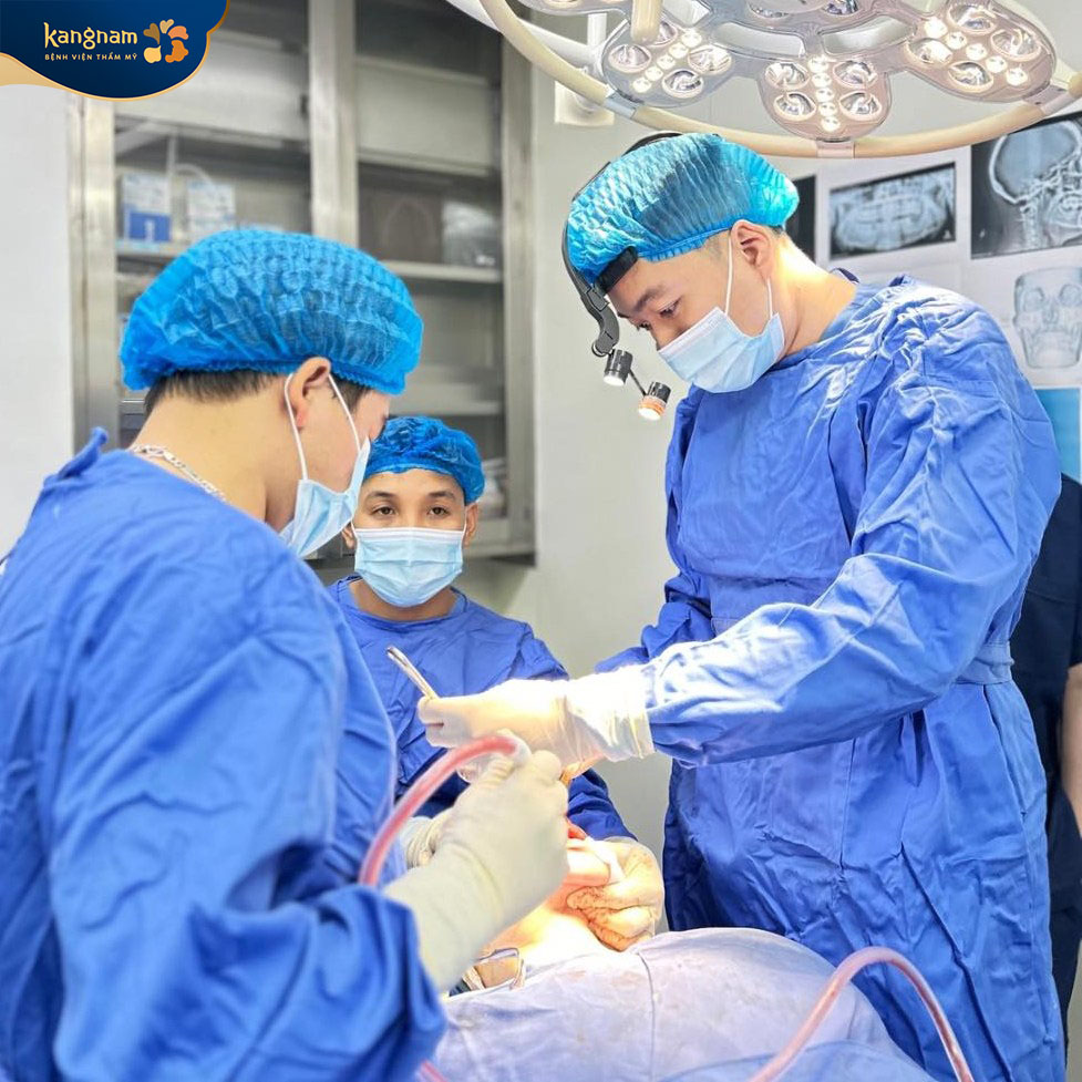 Bác sĩ chuyên khoa hàm mặt trực tiếp thực hiện tại TMV Kangnam.