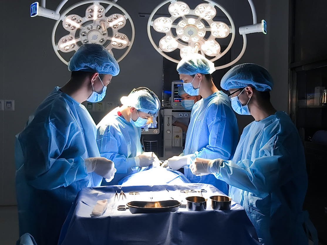bác sĩ nâng ngực cho khách hàng trong phòng mổ vô trùng tại Kangnam