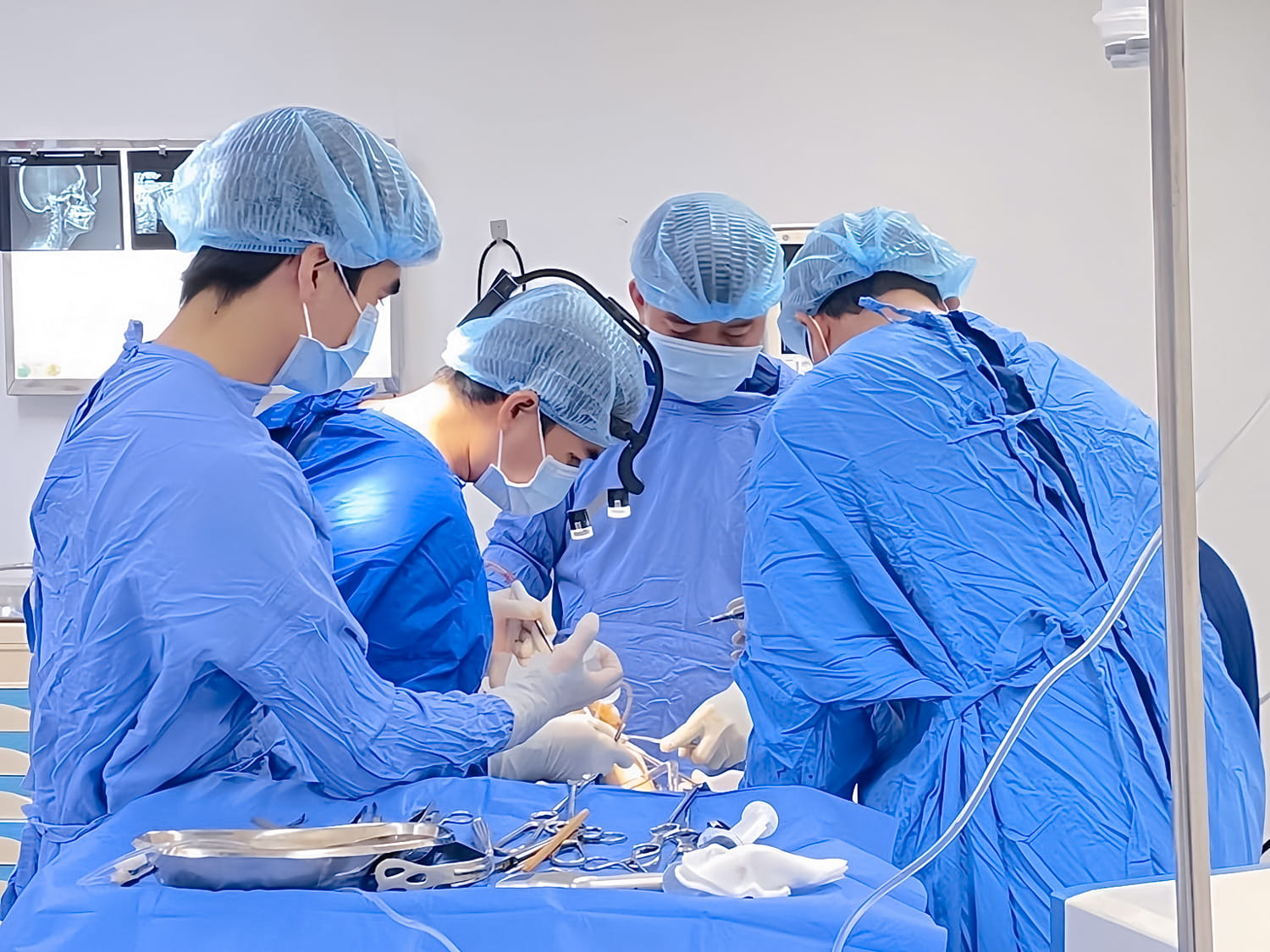 bác sĩ Kangnam thực hiện cắt ngực trong phòng khép kín, vô trùng
