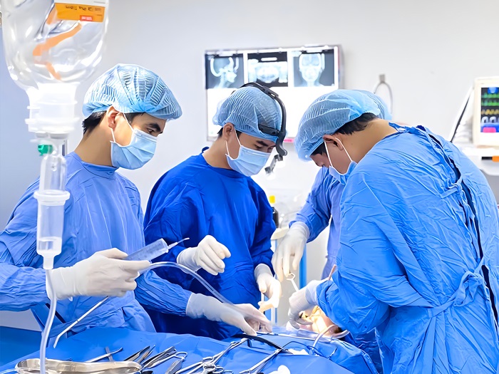 Đội ngũ bác sĩ chuyên khoa hàm mặt tại Kangnam thực hiện ca phẫu thuật hạ gò má an toàn.