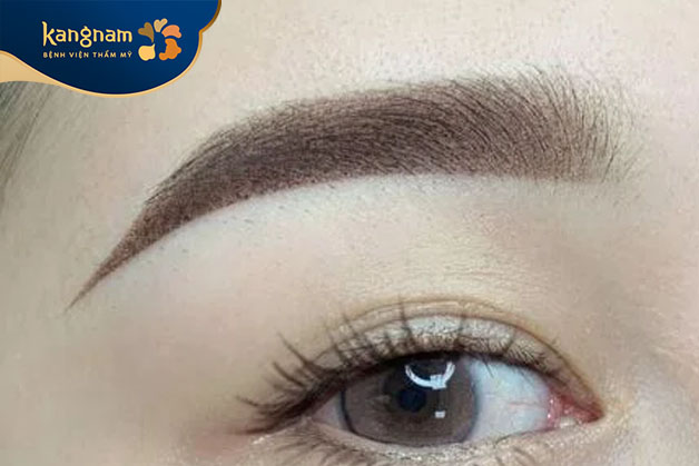 Phun thêu chân mày tự nhiên kèm với màu cafe và màu khói