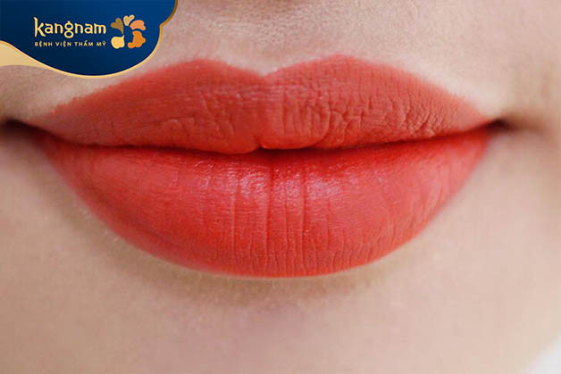 mọi độ tuổi đều có thể chọn môi xăm đỏ cam
