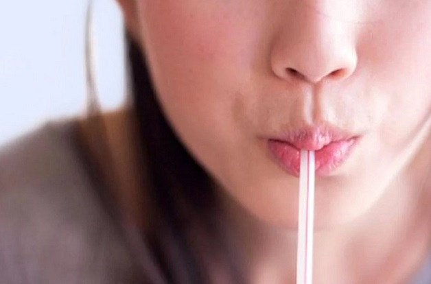 Dùng ống hút để uống nước, hạn chế để môi tiếp xúc với nước