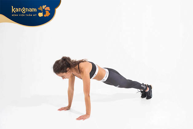 Plank Walk yêu cầu cơ mông và cơ lõi hoạt động cùng nhau