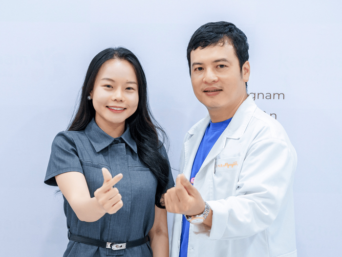 Bác sĩ Nguyễn Quốc Chí (Dr. Harvey Nguyễn) chụp ảnh cùng khách hàng tái khám mũi