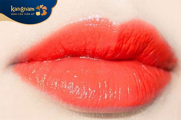 Đỏ cam là màu sắc dễ phối đồ, phù hợp với nhiều phong cách thời trang khác nhau