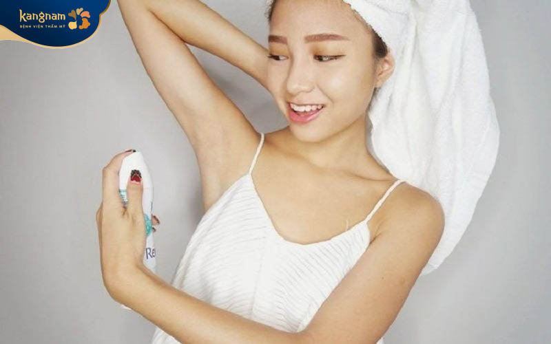 Dùng kem dưỡng phù hợp cho vùng dưới cánh tay