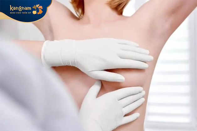 Bác sĩ thăm khám và tư vấn trước khi nâng ngực