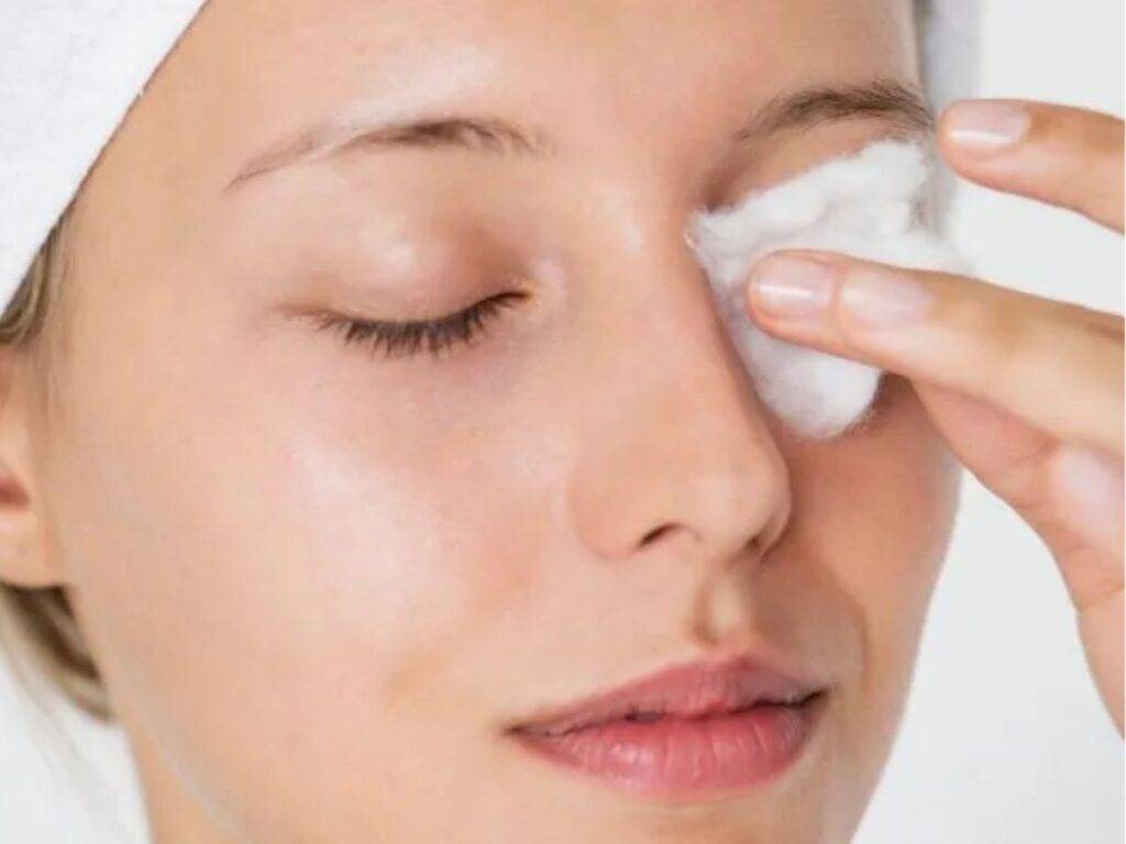 Vệ sinh vùng mắt nhẹ nhàng