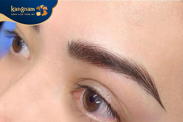 Thêu chân mày tạo ra vẻ đẹp tự nhiên với những sợi lông thêu mảnh mai