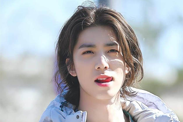 kiểu tóc xoăn nhẹ, mái thưa lãng tử