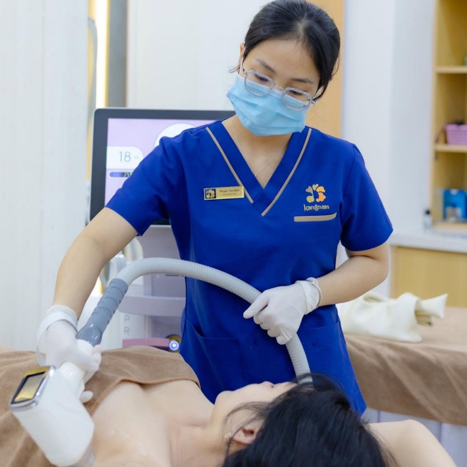 Khách triệt lông tại Kangnam, kỹ thuật viên có chuyên môn