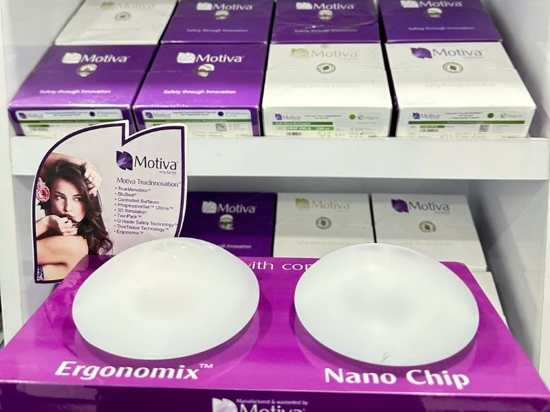 Túi ngực chính hãng Motiva và thẻ bảo hành điện tử quét mã QR minh bạch thông tin cho khách hàng nâng ngực tại Hà Nội.