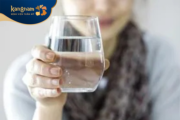 Uống nhiều nước để môi lên màu