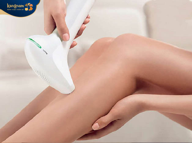 Tia laser chiếu lên vùng da có sẹo, sẽ tác động trực tiếp vào các mô sẹo, phá vỡ cấu trúc collagen bị tổn thương