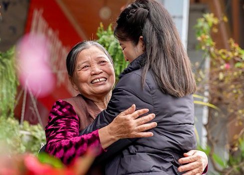 Bà bật khóc không nhận ra cháu gái với hình ảnh mới