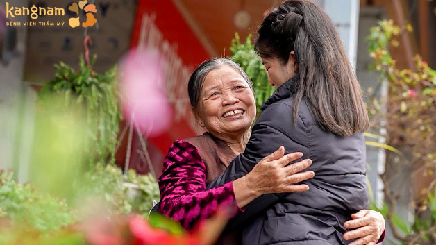 Cảm xúc vỡ òa khi được gặp lại bà sau 6 tháng xa cách