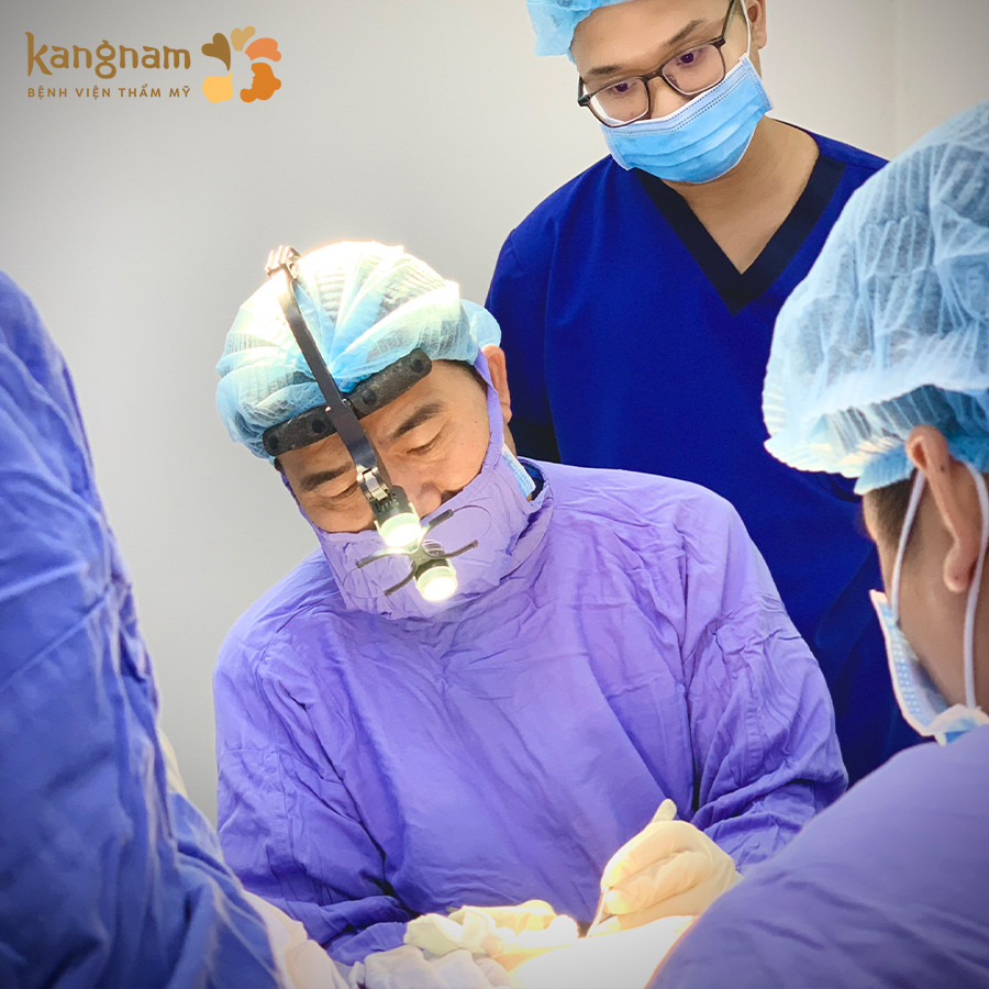 Bác sĩ tiến hành phẫu thuật cho khách hàng