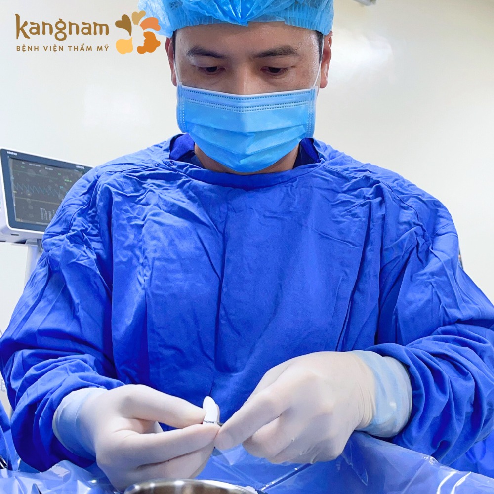 Bác sĩ là người giỏi chuyên môn, thao tác chính xác, tỉ mỉ