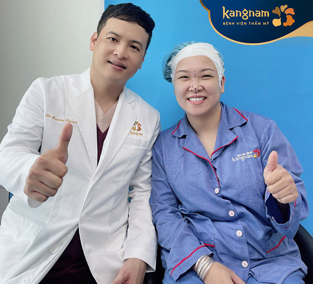 Bác sĩ Harvey được nhận xét có tính cách vui vẻ, dí dỏm