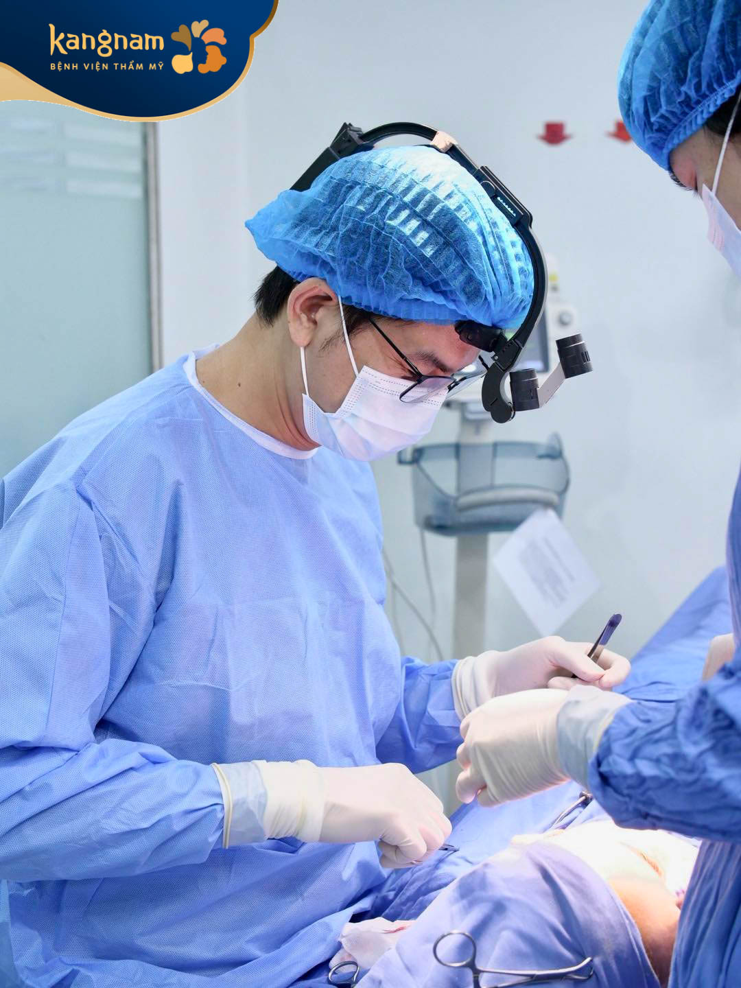 Khách hàng nên đến cơ sở thẩm mỹ để bác sĩ thăm khám và cắt chỉ