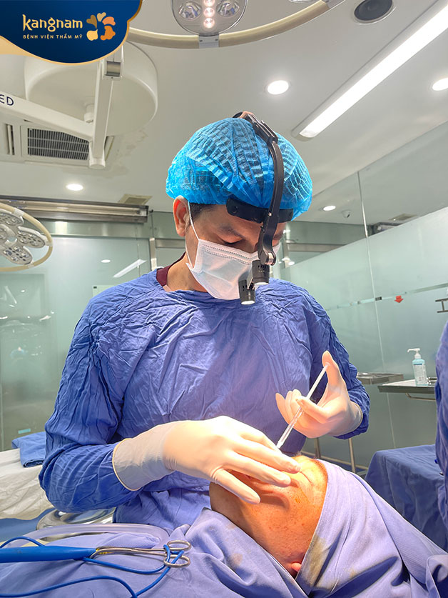 Bác sĩ thực hiện gây tê và phẫu thuật cho khách hàng